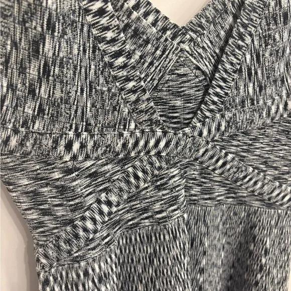 GUESS BLACK AND WHITE DRESS - Picture 6 of 6